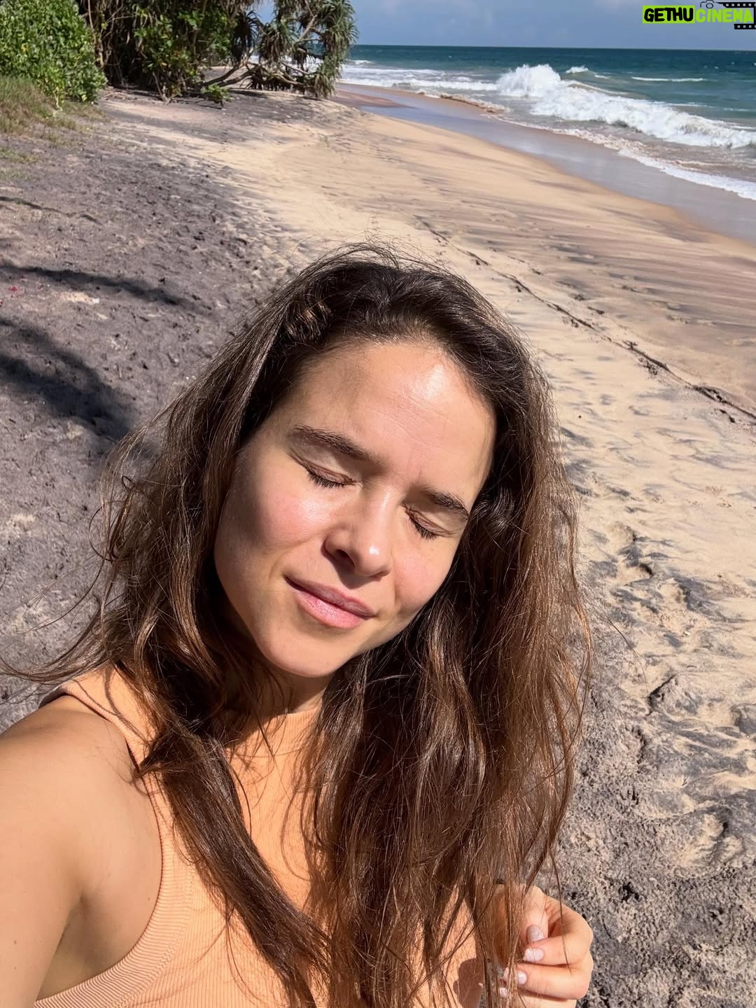 Kristína Svarinská - 9.7K Likes - Tradičný ajurvédsky recap. A predsa úplne iný. Po dlhom čase ostávam na Vianoce doma, tak som sa šla namočiť do oleja skôr. A prvýkrat som nebola sama, ale zobrala som aj svoju milovanú sestru. A ako vždy, všetko bolo úplne inak než som myslela. A to je na tom to najlepšie. Môžem mať očakávania, plány a predpoklady, ale proces si to aj tak zariadi po svojom. A tak len, že trust the process:) ďakujem ti milovaná @sethmara_ayurbeach_srilanka, že sa u teba vždy cítim ako doma. Safe&loved🤍 majte krásny predvianočný čas a nezabudnite občas myslieť aj na seba a dopriať si, to čo potrebuje vaše telo a duša. Love ✨
