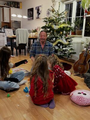 Kristýna Leichtová Instagram - Svátky 🎄!
1. ♥️
2. Přátelé já úplně nesnáším domácí smažení řízků! A to hlavně kvůli tomu oleji! Jeho likvidace je většinou u nás s Vojtou na mě, a mě je z toho vždycky děsně šoufl. Ale když to neudělám, tak je v tom rendlíku ještě půl roku. Nemám ráda řízky!
3. Ovšem variace na BR salát mě baví velmi 😉
4. Radost z dárku vyrobeného 🥹
5. Táta/děda
6. Sváteční procházka…
Krásný to bylo! S rodinami, pomalé, odpočívací! Jupí!