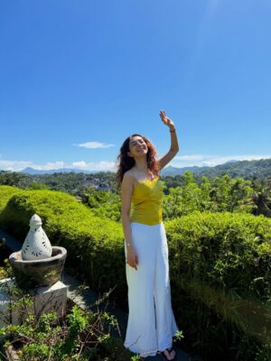 Kritika Avasthi Instagram - Eat Love Pray 🥗♥️😇
Picturesque Sri Lanka ✨
Sunbathing in Surreal Kandy 
Comfort food & fav French vanilla ☕️
@rockcafekandy 🥰
@earls.regency