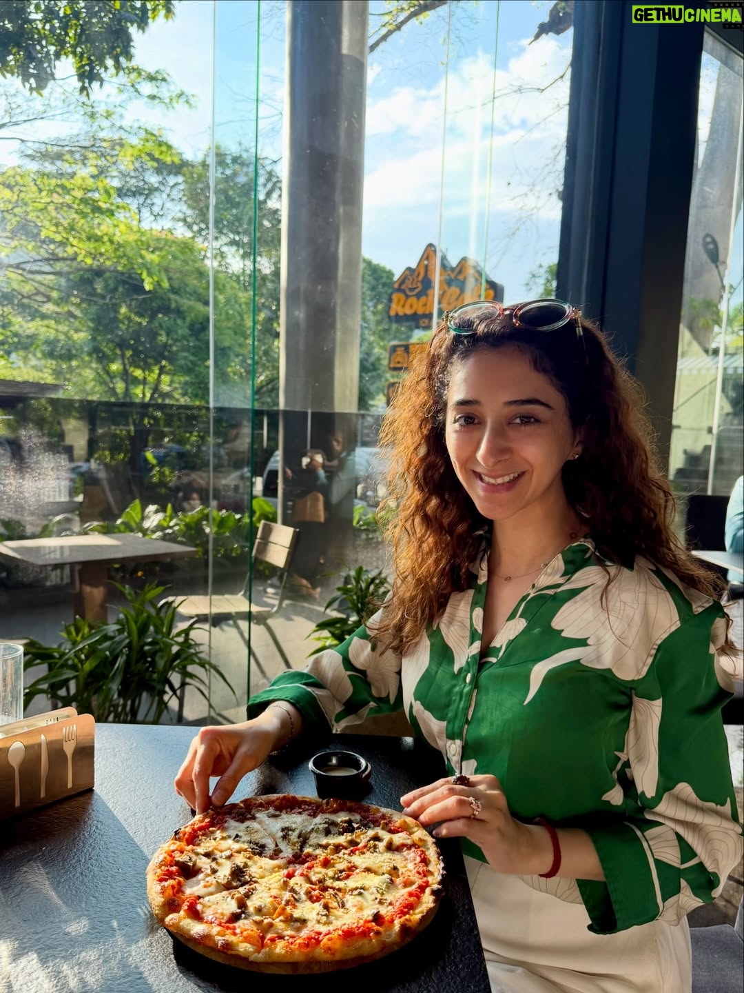 Kritika Avasthi - 2.6K Likes - Eat Love Pray 🥗♥️😇
Picturesque Sri Lanka ✨
Sunbathing in Surreal Kandy 
Comfort food & fav French vanilla ☕️
@rockcafekandy 🥰
@earls.regency