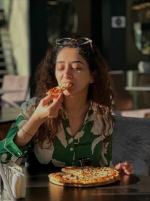 Kritika Avasthi Instagram - Eat Love Pray 🥗♥️😇
Picturesque Sri Lanka ✨
Sunbathing in Surreal Kandy 
Comfort food & fav French vanilla ☕️
@rockcafekandy 🥰
@earls.regency