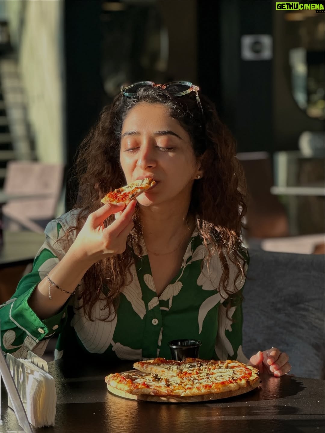 Kritika Avasthi - 2.6K Likes - Eat Love Pray 🥗♥️😇
Picturesque Sri Lanka ✨
Sunbathing in Surreal Kandy 
Comfort food & fav French vanilla ☕️
@rockcafekandy 🥰
@earls.regency