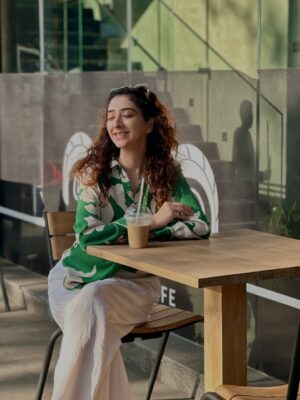Kritika Avasthi Instagram - Eat Love Pray 🥗♥️😇
Picturesque Sri Lanka ✨
Sunbathing in Surreal Kandy 
Comfort food & fav French vanilla ☕️
@rockcafekandy 🥰
@earls.regency