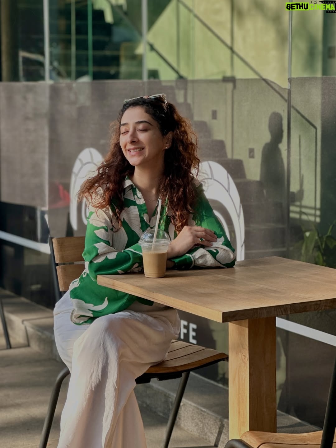 Kritika Avasthi - 2.6K Likes - Eat Love Pray 🥗♥️😇
Picturesque Sri Lanka ✨
Sunbathing in Surreal Kandy 
Comfort food & fav French vanilla ☕️
@rockcafekandy 🥰
@earls.regency