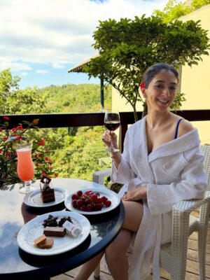 Kritika Avasthi Instagram - Who said you can’t mix business with bubbles? 😉🛁
Wine in hand, chocolate on standby, breakfast on point, team by my side 🍷🍫🍳
Work hard, bathe harder under the Lankan sky ✨
Location @earls.regency