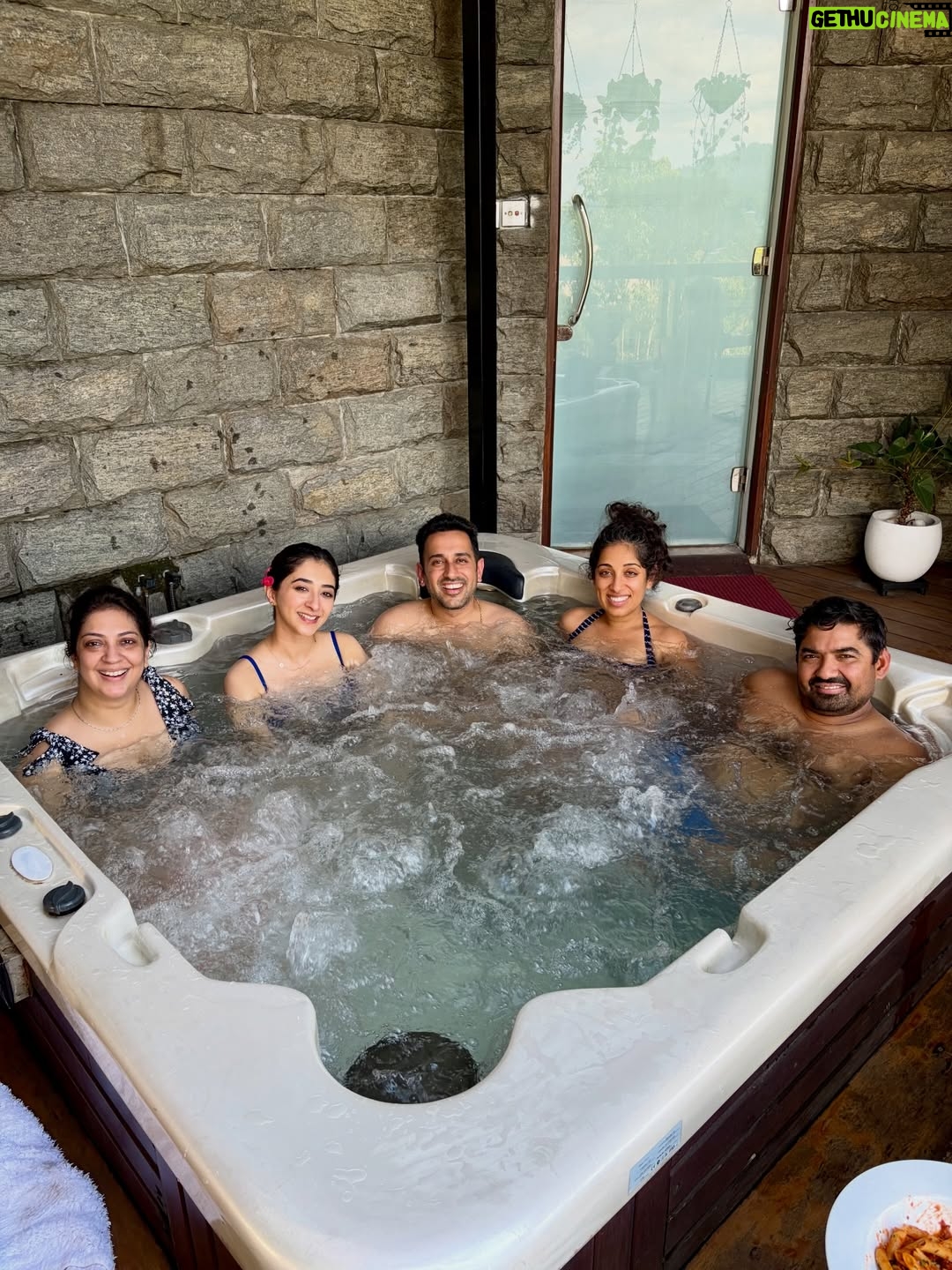 Kritika Avasthi - 2.4K Likes - Who said you can’t mix business with bubbles? 😉🛁
Wine in hand, chocolate on standby, breakfast on point, team by my side 🍷🍫🍳
Work hard, bathe harder under the Lankan sky ✨
Location @earls.regency