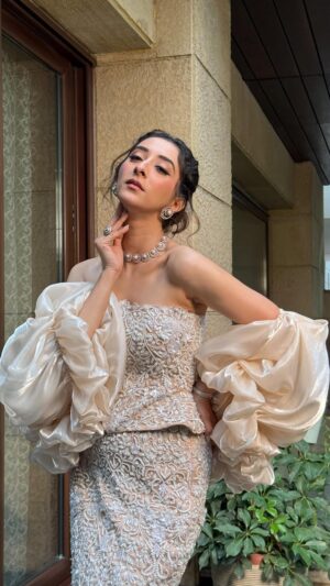 Kritika Avasthi Instagram - Once upon a thread… her fairytale began🕊️🤍✨
Behind this enchanting ethereal look @kritikkaavasthi @makeupbychandanimalik 

Shop the look:
📍 D-22 Defence Colony, New Delhi
☎️  918076698857 

#cocktaillook #mehulguptalabel #mermaidlehenga #ivorydreams #dreamylook