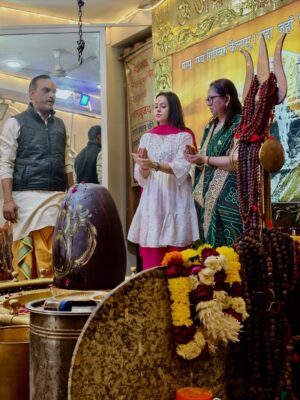 Krutika Desai Khan Instagram - When the year begins at Mahakaal’s feet, everything aligns 🔱🧿 Nothing powerful than this 🕉️ ✨
Blessed, protected, guided - Jai Shri Mahakaal 🙏🏻 Har Har Mahadev 🙌🏻 ♥️
Happy New Year 🥳 💐🤍

#NewYear #Blessings #Grateful #Universe #JaiShreeMahakal