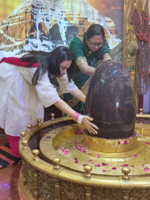 Krutika Desai Khan Instagram - When the year begins at Mahakaal’s feet, everything aligns 🔱🧿 Nothing powerful than this 🕉️ ✨
Blessed, protected, guided - Jai Shri Mahakaal 🙏🏻 Har Har Mahadev 🙌🏻 ♥️
Happy New Year 🥳 💐🤍
#NewYear #Blessings #Grateful #Universe #JaiShreeMahakal