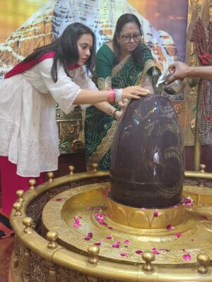 Krutika Desai Khan Instagram - When the year begins at Mahakaal’s feet, everything aligns 🔱🧿 Nothing powerful than this 🕉️ ✨
Blessed, protected, guided - Jai Shri Mahakaal 🙏🏻 Har Har Mahadev 🙌🏻 ♥️
Happy New Year 🥳 💐🤍
#NewYear #Blessings #Grateful #Universe #JaiShreeMahakal