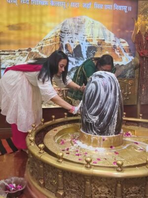 Krutika Desai Khan Instagram - When the year begins at Mahakaal’s feet, everything aligns 🔱🧿 Nothing powerful than this 🕉️ ✨
Blessed, protected, guided - Jai Shri Mahakaal 🙏🏻 Har Har Mahadev 🙌🏻 ♥️
Happy New Year 🥳 💐🤍
#NewYear #Blessings #Grateful #Universe #JaiShreeMahakal