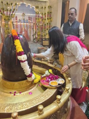 Krutika Desai Khan Instagram - When the year begins at Mahakaal’s feet, everything aligns 🔱🧿 Nothing powerful than this 🕉️ ✨
Blessed, protected, guided - Jai Shri Mahakaal 🙏🏻 Har Har Mahadev 🙌🏻 ♥️
Happy New Year 🥳 💐🤍
#NewYear #Blessings #Grateful #Universe #JaiShreeMahakal