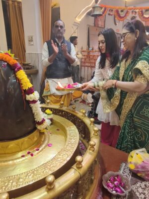 Krutika Desai Khan Instagram - When the year begins at Mahakaal’s feet, everything aligns 🔱🧿 Nothing powerful than this 🕉️ ✨
Blessed, protected, guided - Jai Shri Mahakaal 🙏🏻 Har Har Mahadev 🙌🏻 ♥️
Happy New Year 🥳 💐🤍
#NewYear #Blessings #Grateful #Universe #JaiShreeMahakal