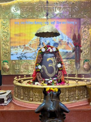 Krutika Desai Khan Instagram - When the year begins at Mahakaal’s feet, everything aligns 🔱🧿 Nothing powerful than this 🕉️ ✨
Blessed, protected, guided - Jai Shri Mahakaal 🙏🏻 Har Har Mahadev 🙌🏻 ♥️
Happy New Year 🥳 💐🤍

#NewYear #Blessings #Grateful #Universe #JaiShreeMahakal