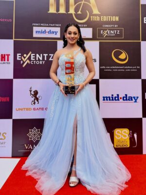 Krutika Desai Khan Instagram - Frame to frame, role to role, day to night — shaping and moulding characters, learning lessons, earning every step along the way 🥹😌

Honoured to receive -  Excellence in Television Industry 🏆 Thank you @kunalthakkarofficial @iiiaward ✨
This honour also marks 10 years of my journey in the Entertainment industry — a decade of growth, grit, and gratitude ♾️🤍

Gratitude MOM & Universe!!! Could have never been an Actor if you wouldn’t have asked me to go for it 🥲🙏🏻♥️
Grateful for the people, the passion, and the purpose that brought me here 💃🏻🪐🤍

Another new beginning — for the next decade. 
Grateful & unstoppable ✨🧿♥️

Wearing - @niyara_india 
Mua & Hair - @makeupandhairbyravina 
Stylist - @yourstylistforever 

#krutika #actor #award #explore #foryou
