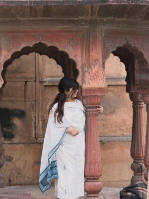 Krutika Ojha Instagram - today was magical 🤍
radhe radhe 🦚
#vrindavan #bankeybihari #krutikaplays #ethnic #s8ul