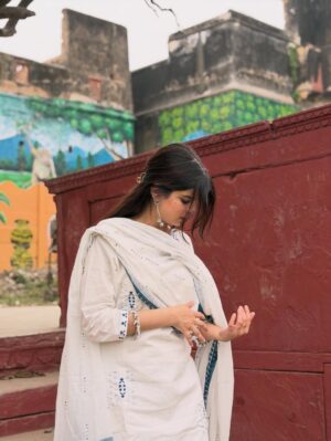 Krutika Ojha Instagram - today was magical 🤍 
radhe radhe 🦚
#vrindavan #bankeybihari #krutikaplays #ethnic #s8ul
