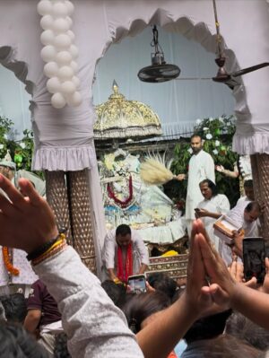 Krutika Ojha Instagram - today was magical 🤍
radhe radhe 🦚
#vrindavan #bankeybihari #krutikaplays #ethnic #s8ul