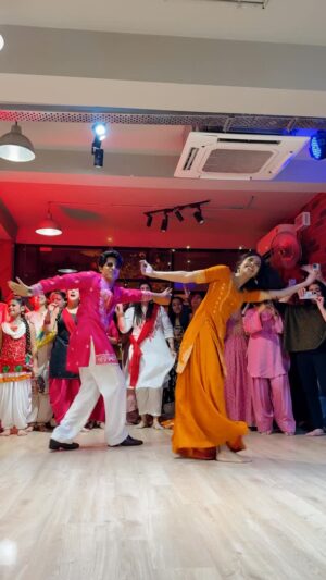 Krutika Solanki Instagram - MUMBAI , this vibe - This Saturday 😍🧨❤️ YOU DON’T want to miss 😜🫰#mumbaiworkshops
.
Date : 13th December
Time : 6-8pm
Location : Dancers of india studio, andheri west.
Class by Aadil kHan .
.
Register on 9967124836 or DM @teamaadilkhan
.
DELHI you were MADDDDDD AND do i want to teach there every month HELL YES!! #delhi
Special thanks to @dancing_divaas for handling that dupatta and @prateeksha_justdance for shooting thus ❤️ @10ft.downstudios
#boyfriend #karanaujla❤️ #dance #aadilkhanchoreography