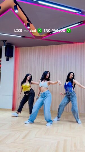 Krutika Solanki Instagram - These girls walked in for my class as students and we left class as BFFS 😋🥳 That instant click was real 🧿
.
Coming back to @yellowstripedance to teach another set of choreos on 14th FEB! Link in bio , go check and register 🧨
.
Shout out to @prateeksha_justdance and @dancerforlifeaj20
For all the help and energy in both classes ,
We missed you @aadilkhann 😞
.
#marjaani #krutikasolankichoreography #aadilkhanchoreography #teamaadilkhan #srk
