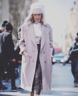 Ksenia Sobchak Instagram - Очень классный тренд сейчас ностальгии по #2016 — полезла в свой #архивСК: мой второй год главредства в L’Officiel, бесконечные недели моды, параллельно веду «Собчак живьем» на «Дожде*», в Сочи веду «Новую волну» с Рики Мартином и Стингом, и еще десятки премий и мероприятий, все это — будучи беременной Платоном, и под конец года, уже в статусе мамы, украшаю собой свою третью обложку журнала Tatler.
Я думаю, что 2016 для всех ощущается «как в прошлой жизни», но я очень рада, что мода столько лет идет со мной стабильно рука об руку, манжет к манжету — моя капризная константа, строптивая опора))❤️
И мои архивные луки всегда лишнее доказательство, что миксовать люкс с российскими брендами, дружить с ними и поддерживать их я начала еще тогда, когда «телега» обозначала исключительно повозку, а слово «инфлюенсер» звучало как синоним гриппа.
На втором фото на мне ушанка и пальто @vikagazinskaya с @dior , на четвертом — пальто @ruban_fashion с платьем @driesvannoten , на пятом на мне платье @yanadress , а на последнем — пальто @walkofshame.me с сумкой @maisonvalentino ❤️❤️❤️
* «Дождь» внесен в список СМИ-иноагентов, является нежелательной организацией в РФ