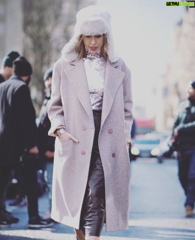 Ksenia Sobchak - 112.9K Likes - Очень классный тренд сейчас ностальгии по #2016 — полезла в свой #архивСК: мой второй год главредства в L’Officiel, бесконечные недели моды, параллельно веду «Собчак живьем» на «Дожде*», в Сочи веду «Новую волну» с Рики Мартином и Стингом, и еще десятки премий и мероприятий, все это — будучи беременной Платоном, и под конец года, уже в статусе мамы, украшаю собой свою третью обложку журнала Tatler.

Я думаю, что 2016 для всех ощущается «как в прошлой жизни», но я очень рада, что мода столько лет идет со мной стабильно рука об руку, манжет к манжету — моя капризная константа, строптивая опора))❤️

И мои архивные луки всегда лишнее доказательство, что миксовать люкс с российскими брендами, дружить с ними и поддерживать их я начала еще тогда, когда «телега» обозначала исключительно повозку, а слово «инфлюенсер» звучало как синоним гриппа.

На втором фото на мне ушанка и пальто @vikagazinskaya с @dior , на четвертом — пальто @ruban_fashion с платьем @driesvannoten , на пятом на мне платье @yanadress , а на последнем — пальто @walkofshame.me с сумкой @maisonvalentino ❤️❤️❤️

* «Дождь» внесен в список СМИ-иноагентов, является нежелательной организацией в РФ