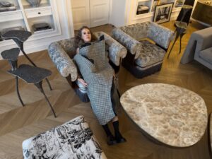 Ksenia Sobchak Instagram - Очень горжусь тем , какой получилась моя квартира. Интерьерный дизайн — мое главное увлечение и «хобби»(дурацкое слово). Я печалюсь , потому что люди часто живут в однотипных пространствах (я называю это «дубайская дорогая гостиница») , или копируют картинку пинтереста. Все гладенькое , ладненькое , но абсолютно НИКАКОЕ. Убеждена , что хороший дизайн — это про легкость , про вашу индивидуальность , умение сочетать сложные фактуры, эпохи и стили , и про слом «интерьерных» правил внутри правил.
Я даже подумывала стать дизайнером , но потом посмотрела на будущих потенциальных заказчиков , которые обожают мой дом , и поняла, что дружеские советы — мой максимум .
Люди почему-то не пытаются рулить самолетом не имея образования , или делать операции на сердце , но все хотят исправить работу дизайнера. А исправлять можно только в том случае, если твой уровень насмотренности и понимания отсылок , игры со стилями , геометрии пространства и прочих вещей , позволяет это делать.
Свое пространство я собирала много лет по антикварным магазинчикам, блошкам и дилерам искусства.
На мне:
total look @commedesgarcons