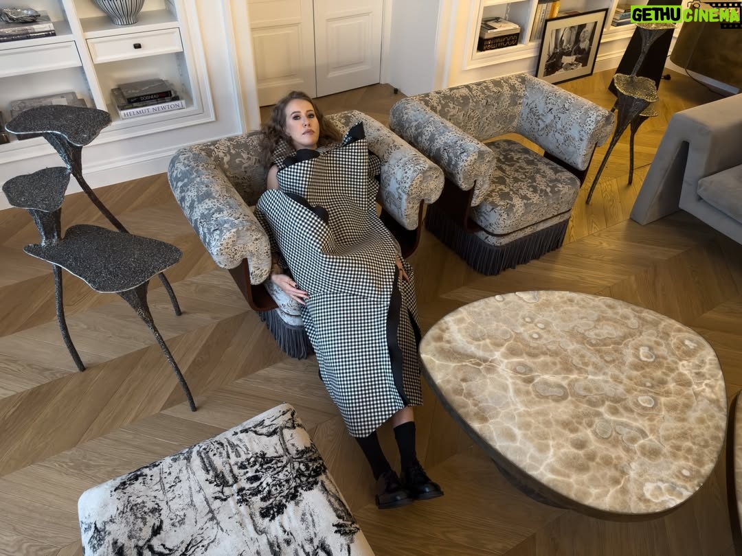 Ksenia Sobchak - 120.2K Likes - Очень горжусь тем , какой получилась моя квартира. Интерьерный дизайн — мое главное увлечение и «хобби»(дурацкое слово). Я печалюсь , потому что люди часто живут в однотипных пространствах (я называю это «дубайская дорогая гостиница») , или копируют картинку пинтереста. Все гладенькое , ладненькое , но абсолютно НИКАКОЕ. Убеждена , что хороший дизайн — это про легкость , про вашу индивидуальность , умение сочетать сложные фактуры, эпохи и стили , и про слом «интерьерных» правил внутри правил. 

Я даже подумывала стать дизайнером , но потом посмотрела на будущих потенциальных заказчиков , которые обожают мой дом , и поняла, что дружеские советы —  мой максимум . 
Люди почему-то не пытаются рулить самолетом не имея образования , или делать операции на сердце , но все хотят исправить работу дизайнера. А исправлять можно только в том случае, если твой уровень насмотренности и понимания отсылок , игры со стилями , геометрии пространства и прочих вещей , позволяет это делать. 

Свое пространство я собирала много лет по антикварным магазинчикам, блошкам и дилерам искусства.

На мне: 
total look @commedesgarcons