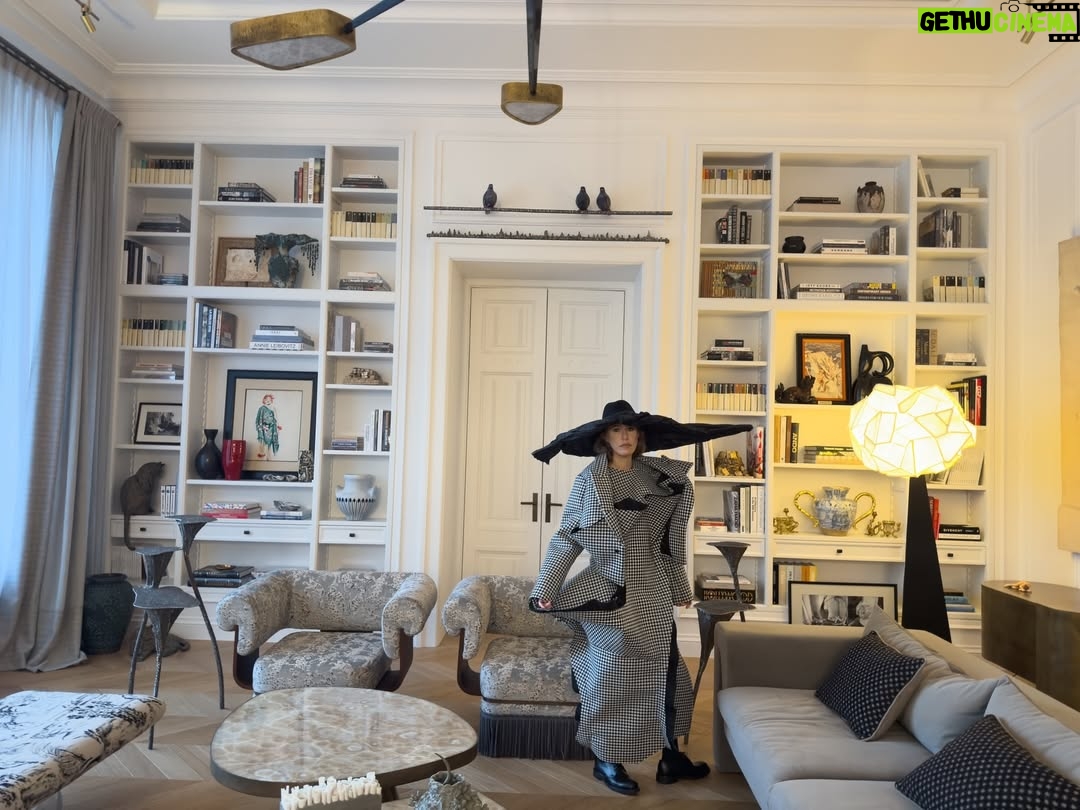 Ksenia Sobchak - 120.2K Likes - Очень горжусь тем , какой получилась моя квартира. Интерьерный дизайн — мое главное увлечение и «хобби»(дурацкое слово). Я печалюсь , потому что люди часто живут в однотипных пространствах (я называю это «дубайская дорогая гостиница») , или копируют картинку пинтереста. Все гладенькое , ладненькое , но абсолютно НИКАКОЕ. Убеждена , что хороший дизайн — это про легкость , про вашу индивидуальность , умение сочетать сложные фактуры, эпохи и стили , и про слом «интерьерных» правил внутри правил. 

Я даже подумывала стать дизайнером , но потом посмотрела на будущих потенциальных заказчиков , которые обожают мой дом , и поняла, что дружеские советы —  мой максимум . 
Люди почему-то не пытаются рулить самолетом не имея образования , или делать операции на сердце , но все хотят исправить работу дизайнера. А исправлять можно только в том случае, если твой уровень насмотренности и понимания отсылок , игры со стилями , геометрии пространства и прочих вещей , позволяет это делать. 

Свое пространство я собирала много лет по антикварным магазинчикам, блошкам и дилерам искусства.

На мне: 
total look @commedesgarcons