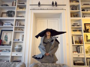 Ksenia Sobchak Instagram - Очень горжусь тем , какой получилась моя квартира. Интерьерный дизайн — мое главное увлечение и «хобби»(дурацкое слово). Я печалюсь , потому что люди часто живут в однотипных пространствах (я называю это «дубайская дорогая гостиница») , или копируют картинку пинтереста. Все гладенькое , ладненькое , но абсолютно НИКАКОЕ. Убеждена , что хороший дизайн — это про легкость , про вашу индивидуальность , умение сочетать сложные фактуры, эпохи и стили , и про слом «интерьерных» правил внутри правил.
Я даже подумывала стать дизайнером , но потом посмотрела на будущих потенциальных заказчиков , которые обожают мой дом , и поняла, что дружеские советы — мой максимум .
Люди почему-то не пытаются рулить самолетом не имея образования , или делать операции на сердце , но все хотят исправить работу дизайнера. А исправлять можно только в том случае, если твой уровень насмотренности и понимания отсылок , игры со стилями , геометрии пространства и прочих вещей , позволяет это делать.
Свое пространство я собирала много лет по антикварным магазинчикам, блошкам и дилерам искусства.
На мне:
total look @commedesgarcons