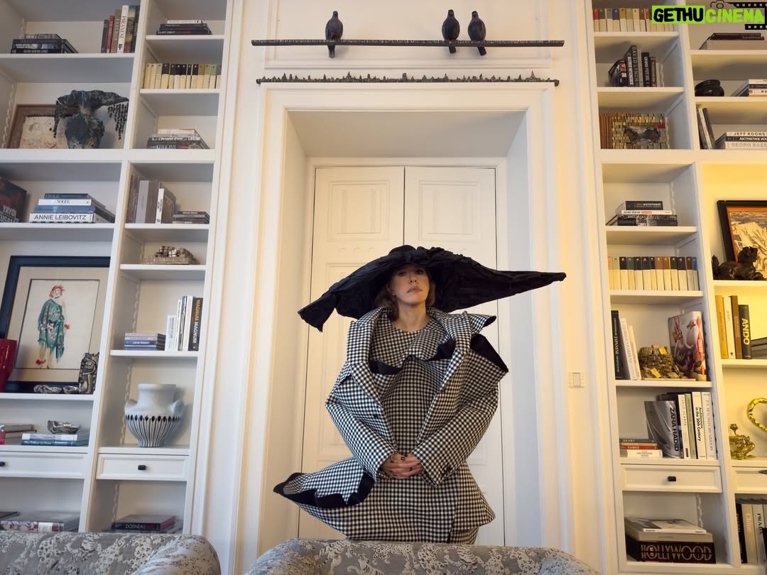 Ksenia Sobchak - 120.2K Likes - Очень горжусь тем , какой получилась моя квартира. Интерьерный дизайн — мое главное увлечение и «хобби»(дурацкое слово). Я печалюсь , потому что люди часто живут в однотипных пространствах (я называю это «дубайская дорогая гостиница») , или копируют картинку пинтереста. Все гладенькое , ладненькое , но абсолютно НИКАКОЕ. Убеждена , что хороший дизайн — это про легкость , про вашу индивидуальность , умение сочетать сложные фактуры, эпохи и стили , и про слом «интерьерных» правил внутри правил. 

Я даже подумывала стать дизайнером , но потом посмотрела на будущих потенциальных заказчиков , которые обожают мой дом , и поняла, что дружеские советы —  мой максимум . 
Люди почему-то не пытаются рулить самолетом не имея образования , или делать операции на сердце , но все хотят исправить работу дизайнера. А исправлять можно только в том случае, если твой уровень насмотренности и понимания отсылок , игры со стилями , геометрии пространства и прочих вещей , позволяет это делать. 

Свое пространство я собирала много лет по антикварным магазинчикам, блошкам и дилерам искусства.

На мне: 
total look @commedesgarcons