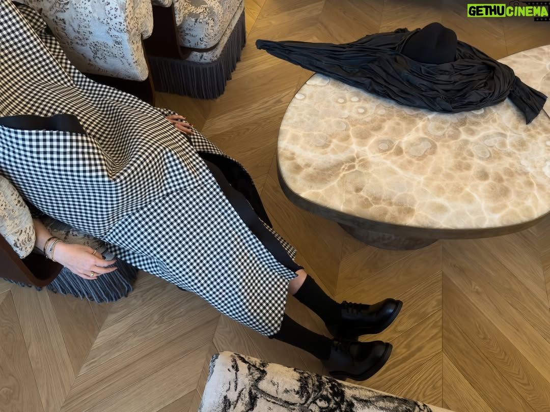 Ksenia Sobchak - 120.2K Likes - Очень горжусь тем , какой получилась моя квартира. Интерьерный дизайн — мое главное увлечение и «хобби»(дурацкое слово). Я печалюсь , потому что люди часто живут в однотипных пространствах (я называю это «дубайская дорогая гостиница») , или копируют картинку пинтереста. Все гладенькое , ладненькое , но абсолютно НИКАКОЕ. Убеждена , что хороший дизайн — это про легкость , про вашу индивидуальность , умение сочетать сложные фактуры, эпохи и стили , и про слом «интерьерных» правил внутри правил. 

Я даже подумывала стать дизайнером , но потом посмотрела на будущих потенциальных заказчиков , которые обожают мой дом , и поняла, что дружеские советы —  мой максимум . 
Люди почему-то не пытаются рулить самолетом не имея образования , или делать операции на сердце , но все хотят исправить работу дизайнера. А исправлять можно только в том случае, если твой уровень насмотренности и понимания отсылок , игры со стилями , геометрии пространства и прочих вещей , позволяет это делать. 

Свое пространство я собирала много лет по антикварным магазинчикам, блошкам и дилерам искусства.

На мне: 
total look @commedesgarcons