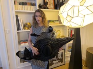 Ksenia Sobchak Instagram - Очень горжусь тем , какой получилась моя квартира. Интерьерный дизайн — мое главное увлечение и «хобби»(дурацкое слово). Я печалюсь , потому что люди часто живут в однотипных пространствах (я называю это «дубайская дорогая гостиница») , или копируют картинку пинтереста. Все гладенькое , ладненькое , но абсолютно НИКАКОЕ. Убеждена , что хороший дизайн — это про легкость , про вашу индивидуальность , умение сочетать сложные фактуры, эпохи и стили , и про слом «интерьерных» правил внутри правил.
Я даже подумывала стать дизайнером , но потом посмотрела на будущих потенциальных заказчиков , которые обожают мой дом , и поняла, что дружеские советы — мой максимум .
Люди почему-то не пытаются рулить самолетом не имея образования , или делать операции на сердце , но все хотят исправить работу дизайнера. А исправлять можно только в том случае, если твой уровень насмотренности и понимания отсылок , игры со стилями , геометрии пространства и прочих вещей , позволяет это делать.
Свое пространство я собирала много лет по антикварным магазинчикам, блошкам и дилерам искусства.
На мне:
total look @commedesgarcons