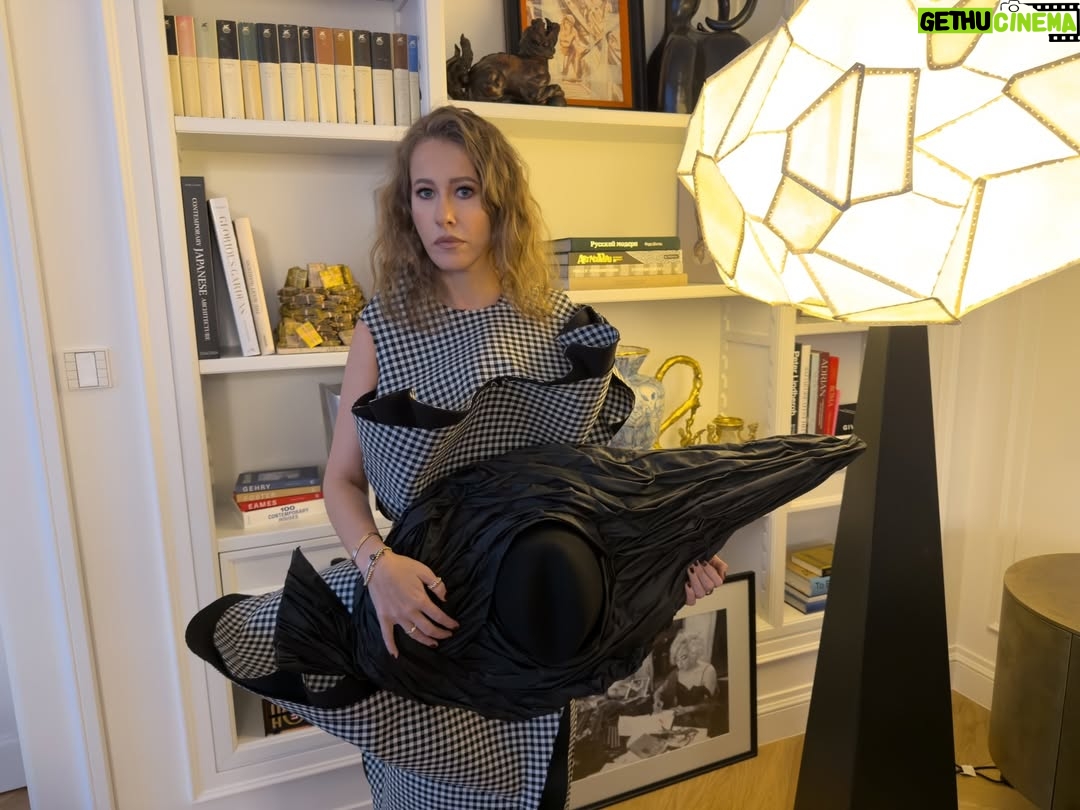Ksenia Sobchak - 120.2K Likes - Очень горжусь тем , какой получилась моя квартира. Интерьерный дизайн — мое главное увлечение и «хобби»(дурацкое слово). Я печалюсь , потому что люди часто живут в однотипных пространствах (я называю это «дубайская дорогая гостиница») , или копируют картинку пинтереста. Все гладенькое , ладненькое , но абсолютно НИКАКОЕ. Убеждена , что хороший дизайн — это про легкость , про вашу индивидуальность , умение сочетать сложные фактуры, эпохи и стили , и про слом «интерьерных» правил внутри правил. 

Я даже подумывала стать дизайнером , но потом посмотрела на будущих потенциальных заказчиков , которые обожают мой дом , и поняла, что дружеские советы —  мой максимум . 
Люди почему-то не пытаются рулить самолетом не имея образования , или делать операции на сердце , но все хотят исправить работу дизайнера. А исправлять можно только в том случае, если твой уровень насмотренности и понимания отсылок , игры со стилями , геометрии пространства и прочих вещей , позволяет это делать. 

Свое пространство я собирала много лет по антикварным магазинчикам, блошкам и дилерам искусства.

На мне: 
total look @commedesgarcons