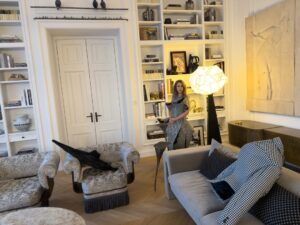 Ksenia Sobchak Instagram - Очень горжусь тем , какой получилась моя квартира. Интерьерный дизайн — мое главное увлечение и «хобби»(дурацкое слово). Я печалюсь , потому что люди часто живут в однотипных пространствах (я называю это «дубайская дорогая гостиница») , или копируют картинку пинтереста. Все гладенькое , ладненькое , но абсолютно НИКАКОЕ. Убеждена , что хороший дизайн — это про легкость , про вашу индивидуальность , умение сочетать сложные фактуры, эпохи и стили , и про слом «интерьерных» правил внутри правил.
Я даже подумывала стать дизайнером , но потом посмотрела на будущих потенциальных заказчиков , которые обожают мой дом , и поняла, что дружеские советы — мой максимум .
Люди почему-то не пытаются рулить самолетом не имея образования , или делать операции на сердце , но все хотят исправить работу дизайнера. А исправлять можно только в том случае, если твой уровень насмотренности и понимания отсылок , игры со стилями , геометрии пространства и прочих вещей , позволяет это делать.
Свое пространство я собирала много лет по антикварным магазинчикам, блошкам и дилерам искусства.
На мне:
total look @commedesgarcons