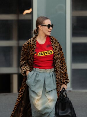 Ksenia Sobchak Instagram - Как думаете , где провожу отпуск?
На мне:
Юбка @maisonmargiela
Сумка @hermes
Очки @loewe
Футболка @madfrenzy
Пальто @driesvannoten