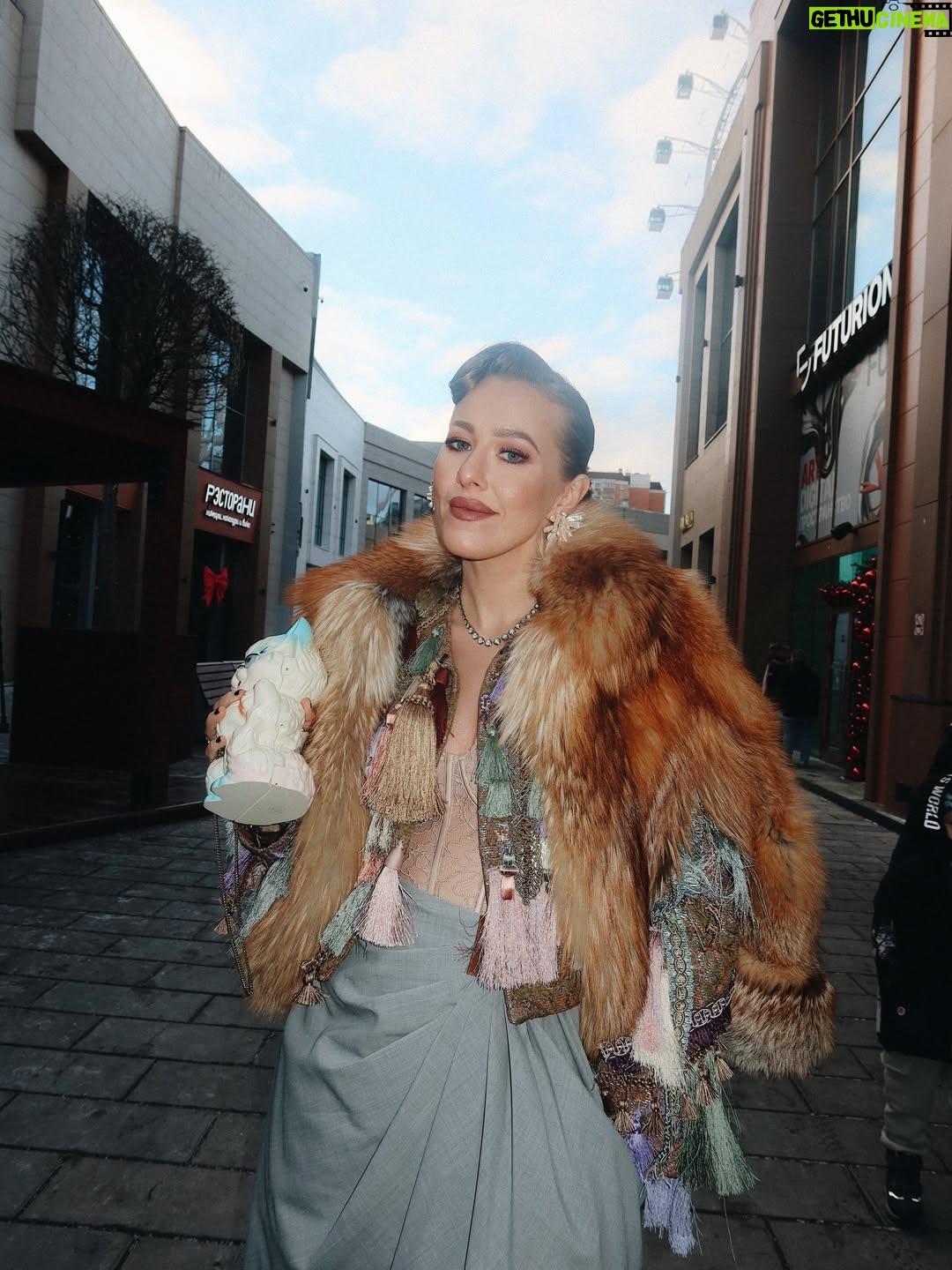 Ksenia Sobchak - 152.1K Likes - Один из моих любимых луков — этот вот пиджак с «пробниками кисточек». Вот если с остальными брендами я много и часто меняю-изменяю, то @driesvannoten - никогда не предаю. Нашей любви уже лет 25. А их бутик на Quai Malaquais — любимое место просто для того, чтобы созерцать красоту. Рада, что Джулиан Клаузнер поддержал традицию мастера, который ушел в свой прекрасный сад роз. Очень хочется, чтобы марка сохранила свою ДНК

Брюки / Сапоги @loewe 
Сумка @maisonvalentino 
Пиджак @driesvannoten
