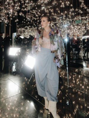 Ksenia Sobchak Instagram - Один из моих любимых луков — этот вот пиджак с «пробниками кисточек». Вот если с остальными брендами я много и часто меняю-изменяю, то @driesvannoten - никогда не предаю. Нашей любви уже лет 25. А их бутик на Quai Malaquais — любимое место просто для того, чтобы созерцать красоту. Рада, что Джулиан Клаузнер поддержал традицию мастера, который ушел в свой прекрасный сад роз. Очень хочется, чтобы марка сохранила свою ДНК
Брюки / Сапоги @loewe
Сумка @maisonvalentino
Пиджак @driesvannoten