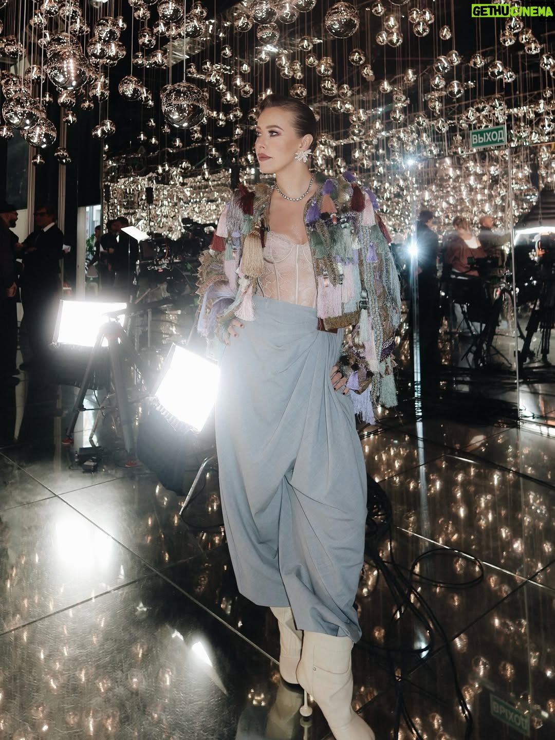 Ksenia Sobchak - 152.1K Likes - Один из моих любимых луков — этот вот пиджак с «пробниками кисточек». Вот если с остальными брендами я много и часто меняю-изменяю, то @driesvannoten - никогда не предаю. Нашей любви уже лет 25. А их бутик на Quai Malaquais — любимое место просто для того, чтобы созерцать красоту. Рада, что Джулиан Клаузнер поддержал традицию мастера, который ушел в свой прекрасный сад роз. Очень хочется, чтобы марка сохранила свою ДНК

Брюки / Сапоги @loewe 
Сумка @maisonvalentino 
Пиджак @driesvannoten
