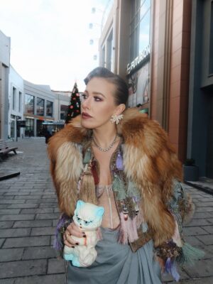 Ksenia Sobchak Instagram - Один из моих любимых луков — этот вот пиджак с «пробниками кисточек». Вот если с остальными брендами я много и часто меняю-изменяю, то @driesvannoten - никогда не предаю. Нашей любви уже лет 25. А их бутик на Quai Malaquais — любимое место просто для того, чтобы созерцать красоту. Рада, что Джулиан Клаузнер поддержал традицию мастера, который ушел в свой прекрасный сад роз. Очень хочется, чтобы марка сохранила свою ДНК
Брюки / Сапоги @loewe
Сумка @maisonvalentino
Пиджак @driesvannoten