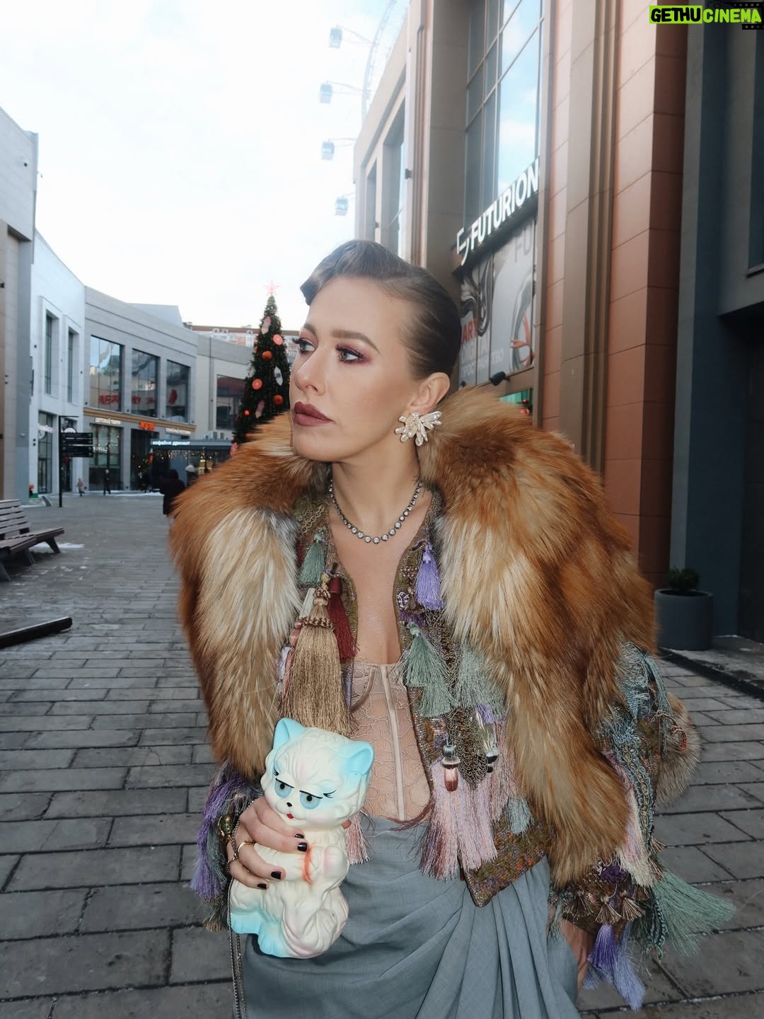 Ksenia Sobchak - 152.1K Likes - Один из моих любимых луков — этот вот пиджак с «пробниками кисточек». Вот если с остальными брендами я много и часто меняю-изменяю, то @driesvannoten - никогда не предаю. Нашей любви уже лет 25. А их бутик на Quai Malaquais — любимое место просто для того, чтобы созерцать красоту. Рада, что Джулиан Клаузнер поддержал традицию мастера, который ушел в свой прекрасный сад роз. Очень хочется, чтобы марка сохранила свою ДНК

Брюки / Сапоги @loewe 
Сумка @maisonvalentino 
Пиджак @driesvannoten