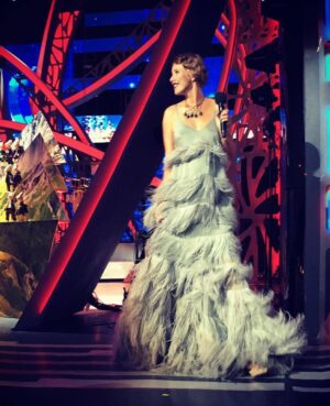 Ksenia Sobchak Instagram - Очень классный тренд сейчас ностальгии по #2016 — полезла в свой #архивСК: мой второй год главредства в L’Officiel, бесконечные недели моды, параллельно веду «Собчак живьем» на «Дожде*», в Сочи веду «Новую волну» с Рики Мартином и Стингом, и еще десятки премий и мероприятий, все это — будучи беременной Платоном, и под конец года, уже в статусе мамы, украшаю собой свою третью обложку журнала Tatler.
Я думаю, что 2016 для всех ощущается «как в прошлой жизни», но я очень рада, что мода столько лет идет со мной стабильно рука об руку, манжет к манжету — моя капризная константа, строптивая опора))❤️
И мои архивные луки всегда лишнее доказательство, что миксовать люкс с российскими брендами, дружить с ними и поддерживать их я начала еще тогда, когда «телега» обозначала исключительно повозку, а слово «инфлюенсер» звучало как синоним гриппа.
На втором фото на мне ушанка и пальто @vikagazinskaya с @dior , на четвертом — пальто @ruban_fashion с платьем @driesvannoten , на пятом на мне платье @yanadress , а на последнем — пальто @walkofshame.me с сумкой @maisonvalentino ❤️❤️❤️
* «Дождь» внесен в список СМИ-иноагентов, является нежелательной организацией в РФ