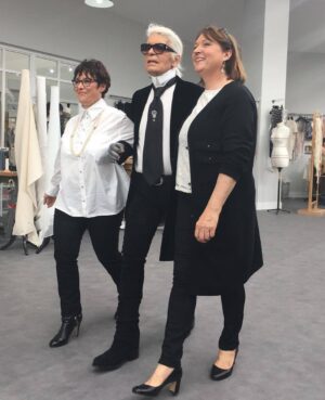 Ksenia Sobchak Instagram - Очень классный тренд сейчас ностальгии по #2016 — полезла в свой #архивСК: мой второй год главредства в L’Officiel, бесконечные недели моды, параллельно веду «Собчак живьем» на «Дожде*», в Сочи веду «Новую волну» с Рики Мартином и Стингом, и еще десятки премий и мероприятий, все это — будучи беременной Платоном, и под конец года, уже в статусе мамы, украшаю собой свою третью обложку журнала Tatler.
Я думаю, что 2016 для всех ощущается «как в прошлой жизни», но я очень рада, что мода столько лет идет со мной стабильно рука об руку, манжет к манжету — моя капризная константа, строптивая опора))❤️
И мои архивные луки всегда лишнее доказательство, что миксовать люкс с российскими брендами, дружить с ними и поддерживать их я начала еще тогда, когда «телега» обозначала исключительно повозку, а слово «инфлюенсер» звучало как синоним гриппа.
На втором фото на мне ушанка и пальто @vikagazinskaya с @dior , на четвертом — пальто @ruban_fashion с платьем @driesvannoten , на пятом на мне платье @yanadress , а на последнем — пальто @walkofshame.me с сумкой @maisonvalentino ❤️❤️❤️
* «Дождь» внесен в список СМИ-иноагентов, является нежелательной организацией в РФ