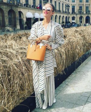 Ksenia Sobchak Instagram - Очень классный тренд сейчас ностальгии по #2016 — полезла в свой #архивСК: мой второй год главредства в L’Officiel, бесконечные недели моды, параллельно веду «Собчак живьем» на «Дожде*», в Сочи веду «Новую волну» с Рики Мартином и Стингом, и еще десятки премий и мероприятий, все это — будучи беременной Платоном, и под конец года, уже в статусе мамы, украшаю собой свою третью обложку журнала Tatler.
Я думаю, что 2016 для всех ощущается «как в прошлой жизни», но я очень рада, что мода столько лет идет со мной стабильно рука об руку, манжет к манжету — моя капризная константа, строптивая опора))❤️
И мои архивные луки всегда лишнее доказательство, что миксовать люкс с российскими брендами, дружить с ними и поддерживать их я начала еще тогда, когда «телега» обозначала исключительно повозку, а слово «инфлюенсер» звучало как синоним гриппа.
На втором фото на мне ушанка и пальто @vikagazinskaya с @dior , на четвертом — пальто @ruban_fashion с платьем @driesvannoten , на пятом на мне платье @yanadress , а на последнем — пальто @walkofshame.me с сумкой @maisonvalentino ❤️❤️❤️
* «Дождь» внесен в список СМИ-иноагентов, является нежелательной организацией в РФ