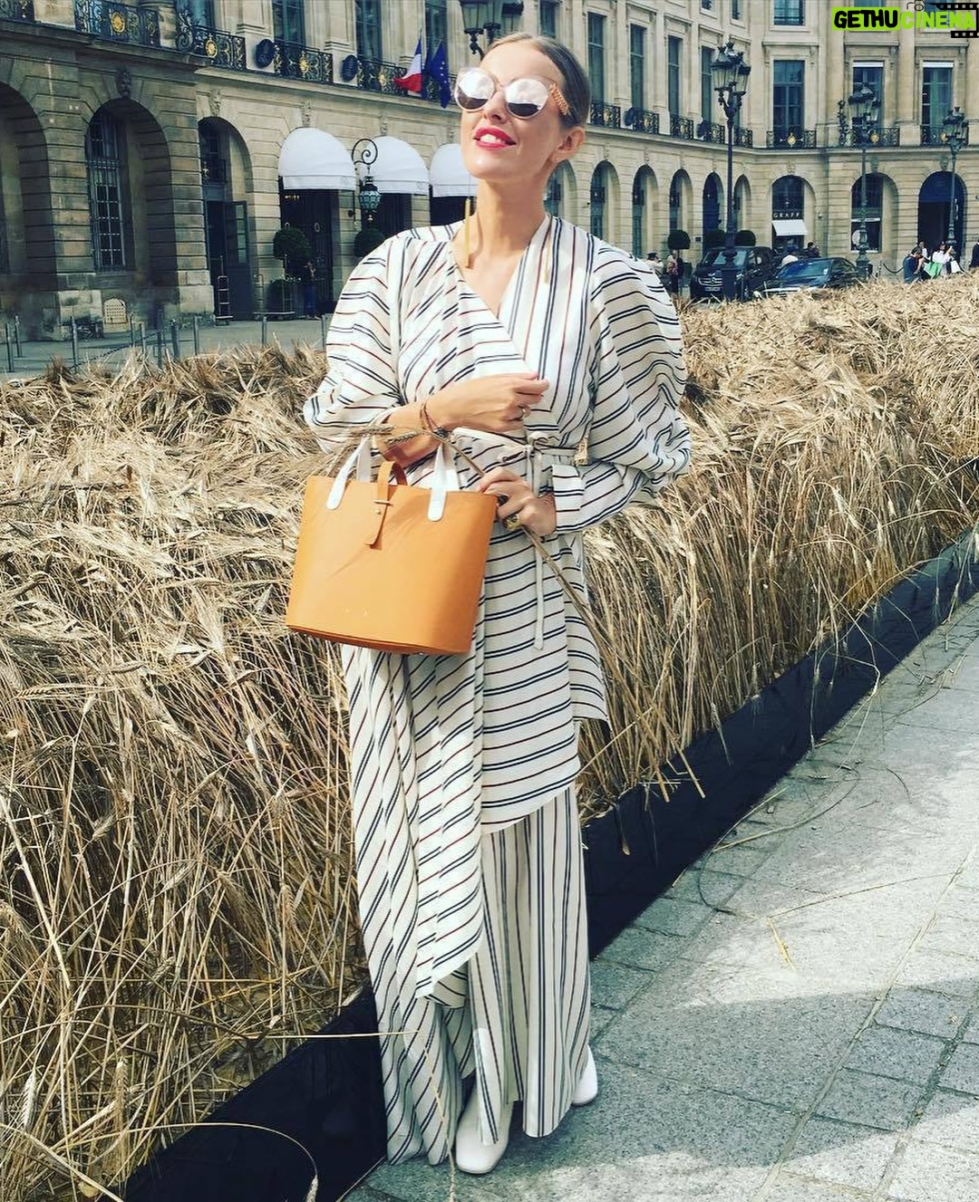 Ksenia Sobchak - 112.9K Likes - Очень классный тренд сейчас ностальгии по #2016 — полезла в свой #архивСК: мой второй год главредства в L’Officiel, бесконечные недели моды, параллельно веду «Собчак живьем» на «Дожде*», в Сочи веду «Новую волну» с Рики Мартином и Стингом, и еще десятки премий и мероприятий, все это — будучи беременной Платоном, и под конец года, уже в статусе мамы, украшаю собой свою третью обложку журнала Tatler.

Я думаю, что 2016 для всех ощущается «как в прошлой жизни», но я очень рада, что мода столько лет идет со мной стабильно рука об руку, манжет к манжету — моя капризная константа, строптивая опора))❤️

И мои архивные луки всегда лишнее доказательство, что миксовать люкс с российскими брендами, дружить с ними и поддерживать их я начала еще тогда, когда «телега» обозначала исключительно повозку, а слово «инфлюенсер» звучало как синоним гриппа.

На втором фото на мне ушанка и пальто @vikagazinskaya с @dior , на четвертом — пальто @ruban_fashion с платьем @driesvannoten , на пятом на мне платье @yanadress , а на последнем — пальто @walkofshame.me с сумкой @maisonvalentino ❤️❤️❤️

* «Дождь» внесен в список СМИ-иноагентов, является нежелательной организацией в РФ