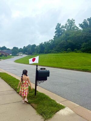 Kuran Instagram - ファミリーヒストリー🇯🇵🫶🏻🇺🇸
NHKのファミリーヒストリーの方々が見つけてくれた家族に、娘と一緒に会いに行ってきました✈️

実は番組の後も私とジェイさんは手紙のやり取りを続けていて
娘とニタさんもビデオを送り合ったりしていました！

そしてある日、娘が「ニタおばあちゃんに会いたい」と
言ってくれて…
私たちはノースカロライナへ行くことを決めました👩‍❤️‍👩🇺🇸

「またすぐ戻るね、それまで元気でいてね！」と約束して
お別れ。
本当に愛に溢れたあたたかい家族に出会えて、
🇺🇸行けてよかった！またすぐね！

📸10枚目：私とジャックはSecond cousin
📸11枚目：この二人はThird cousin
この歳になって初めてセカンドカズンに会うなんて😂
日本でも待ってるよ、ジャック！！

#紅蘭