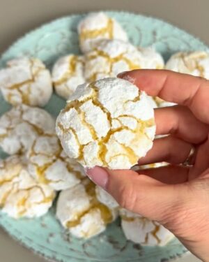Kveta Horváthová Instagram - CITRÓNOVO - KOKOSOVÉ CRINKLES 🍋🥥
Suroviny :
240 g hladká múka
100 g strúhaný kokos
120 g kryštálový cukor
60 g roztopené maslo
Šťava a kôra z 1 citróna
2 ks vajcia
2 ČL kypriaci prášok
Na obaľovanie práškový cukor
Postup :
Zo všetkých surovín vymiesime cesto, dáme do chladničky na 3 - 4 hodiny. Po vychladení tvarujeme guličky a obaľujeme v práškovom cukre.
Dáme piecť - 175 stupňov celzia približne 12 minút.
#pecenie #vianoce #recept #inspiracia #jednoduchyrecept #dobrota #dobrota #sladkost #mnamka