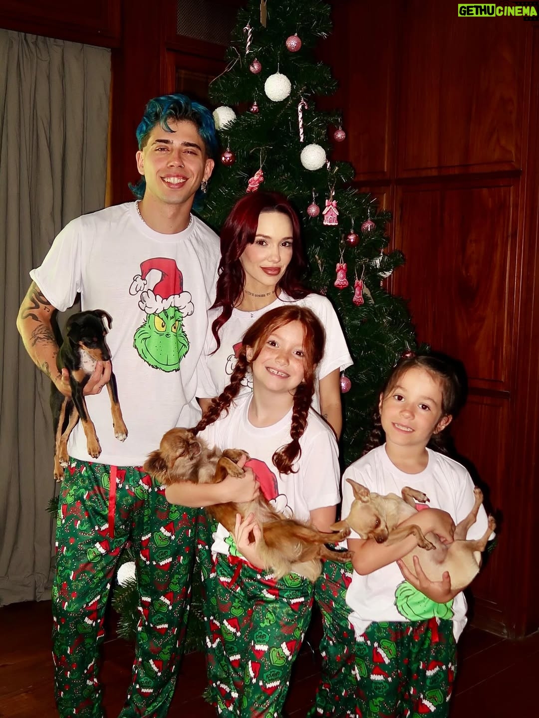 La Joaqui - 1.1 Million Likes - NAVIDAD EN FAMILIA ❤️ y les deseamos unas felices fiestas con toda la gente que aman y compartan una linda noche 🎅