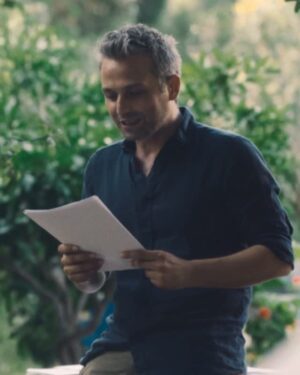 Laçin Ceylan Instagram - Kamera önünde üç yönetmen; Deniz Karaoğlu, Laçin Ceylan ve Timuçin Esen.

Kamera arkasında yönetmen Pelin Esmer. 

O DA BİR ŞEY Mİ 17 Ekim’de sinemalarda!
