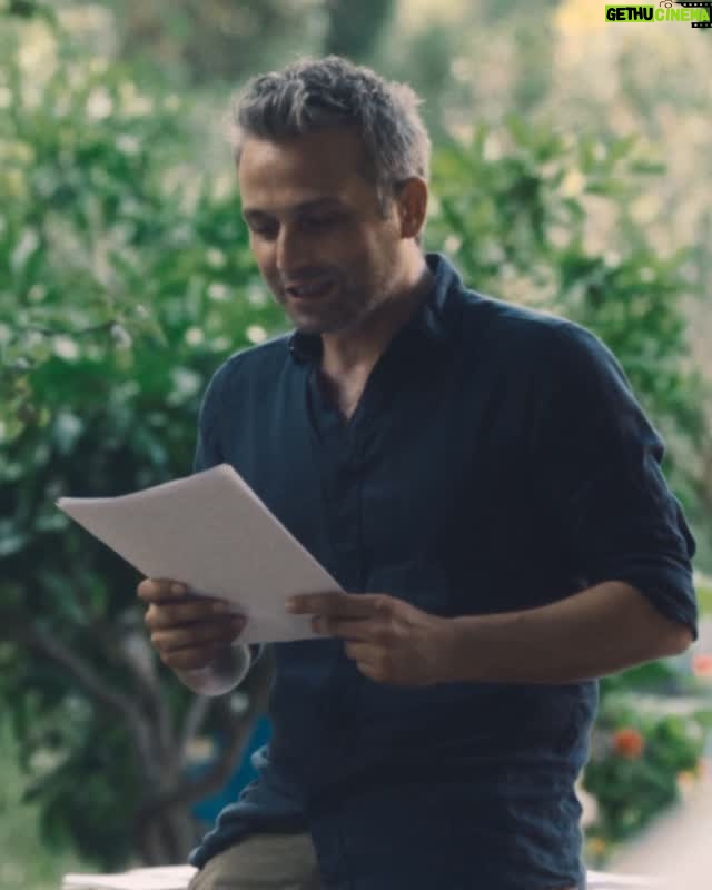 Laçin Ceylan - 1K Likes - Kamera önünde üç yönetmen; Deniz Karaoğlu, Laçin Ceylan ve Timuçin Esen.

Kamera arkasında yönetmen Pelin Esmer. 

O DA BİR ŞEY Mİ 17 Ekim’de sinemalarda!